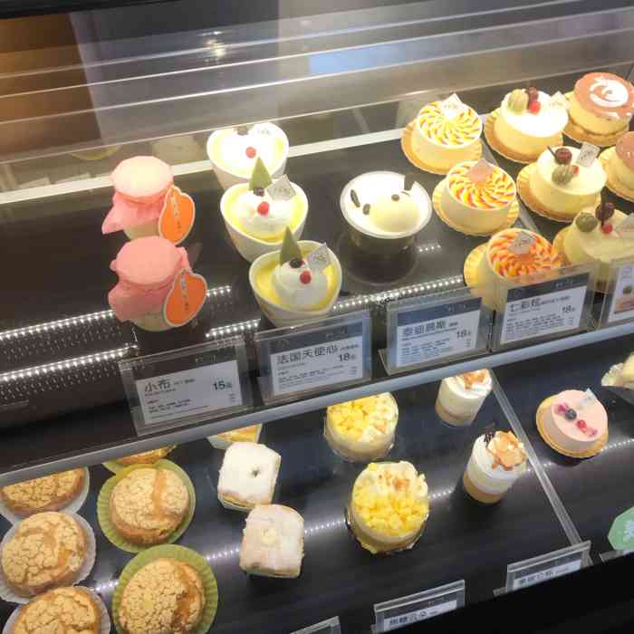 浮力森林(吴山花鸟城店)-"蛋糕90没有,面包到还有些,买了菠萝包和.