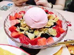 士多啤梨黑钻配雪糕-甜心妈妈·榴莲星级糖水(北京路总店)