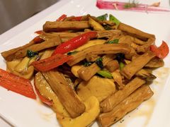 紫苏香椿炒牛肝菌-若蘭慈·无国界素食料理(欢乐海岸店)