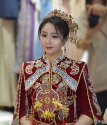 点击看大图 -爱伊人婚纱礼服美妆馆