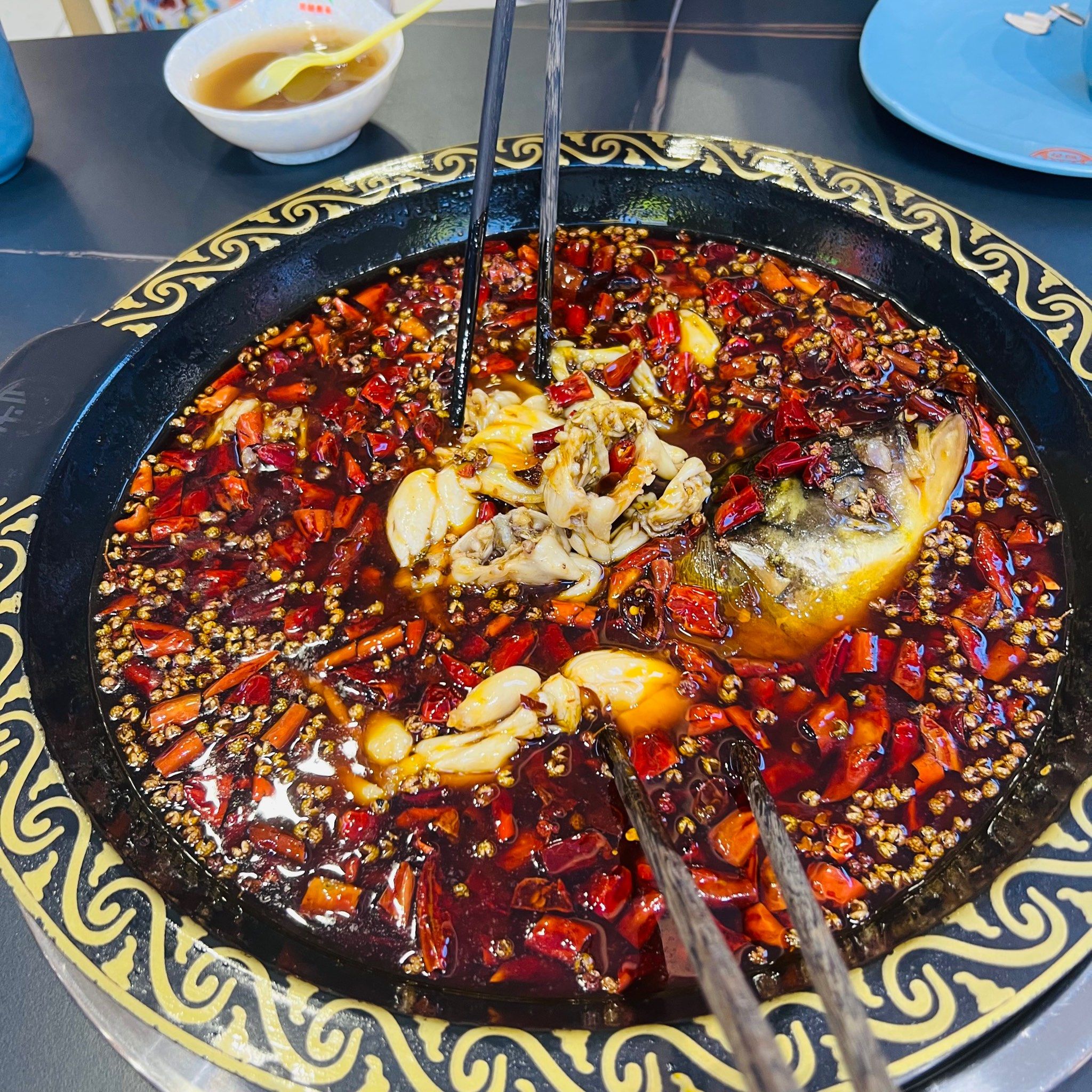 鲜嫩的蛙腿和鱼头,口感超棒,辣而不燥,回味无穷,绝对值得一试!