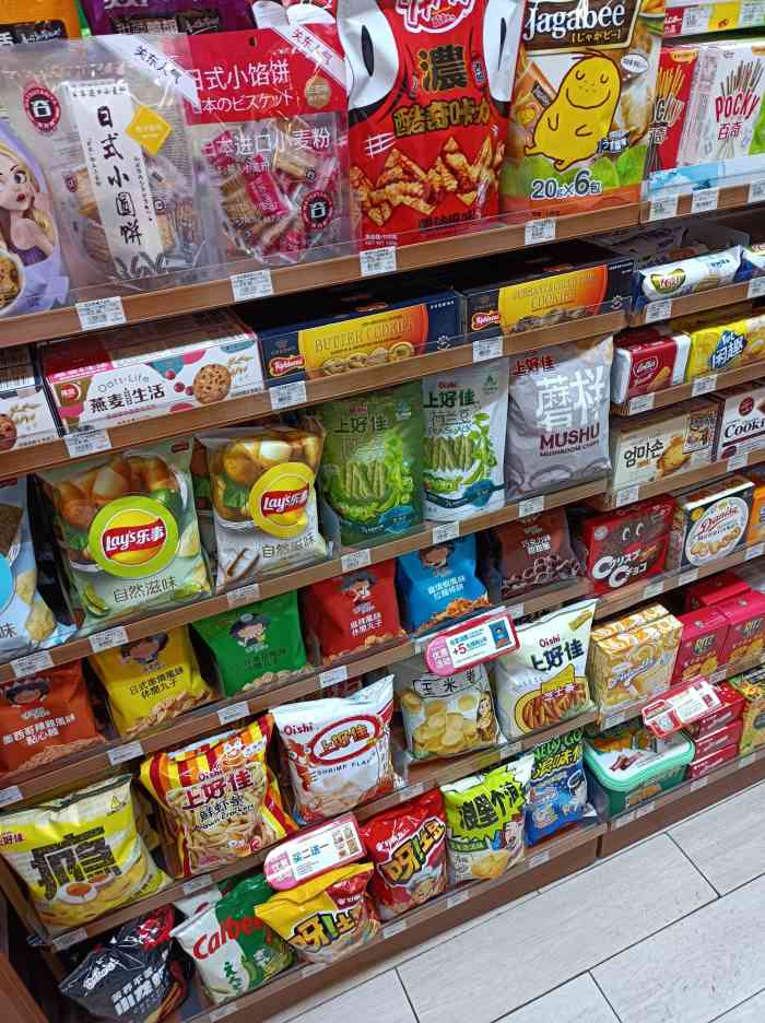 御赏豆腐特别好吃,兰花干也常买,肉包也好吃,全家的冰淇淋也是我常买