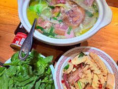 -帅巴人舅母子腊蹄民俗村