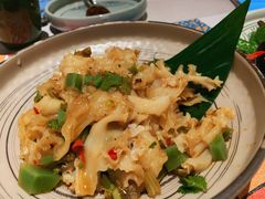 烧椒绣丸子菌-云海肴·汽锅鸡·云南代表菜(天山百盛优客店)