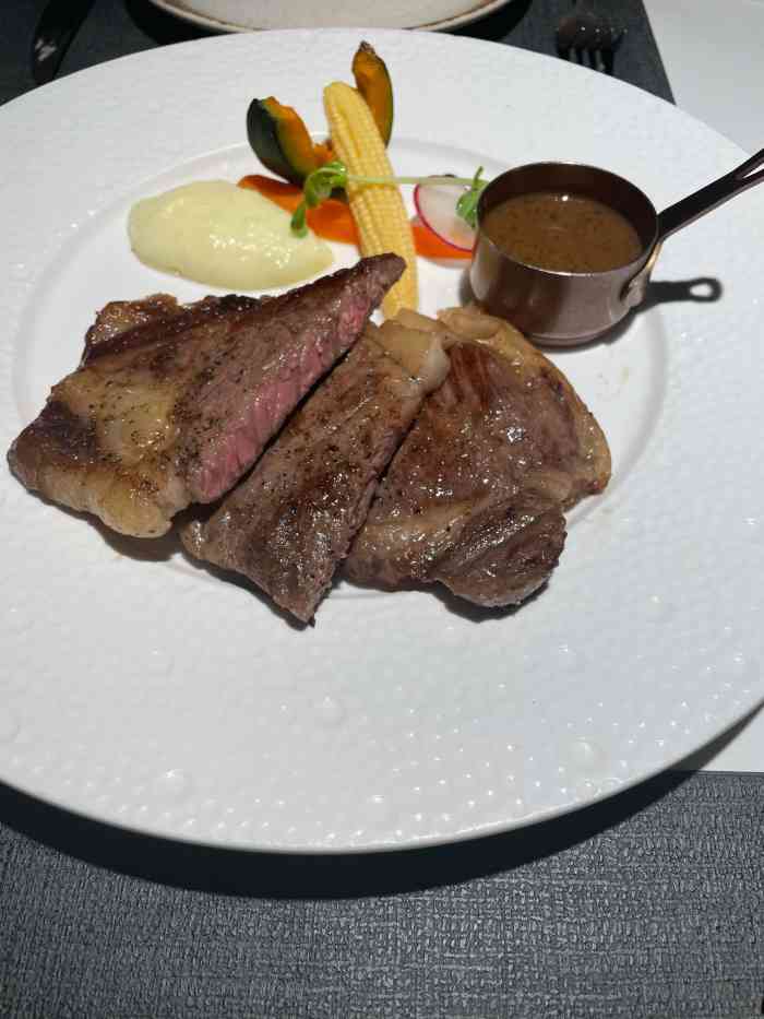 厚德牛排(文化广场店)-"中午的饭点,人不是很多,倒也安静,但但但.