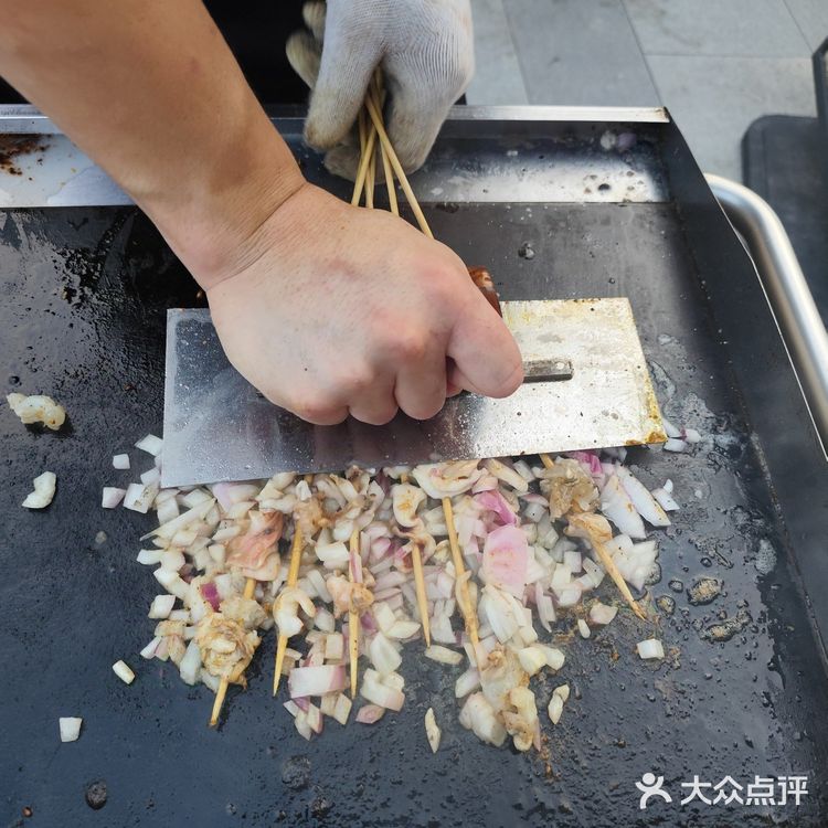 很酥脆也很香，鱿鱼加上洋葱🧅碎+酱料，再用铁板煎