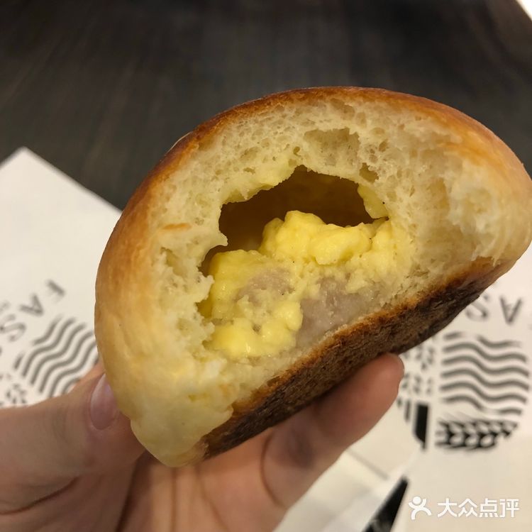 好神奇的口感，面包体非常软！内陷也没有甜腻！