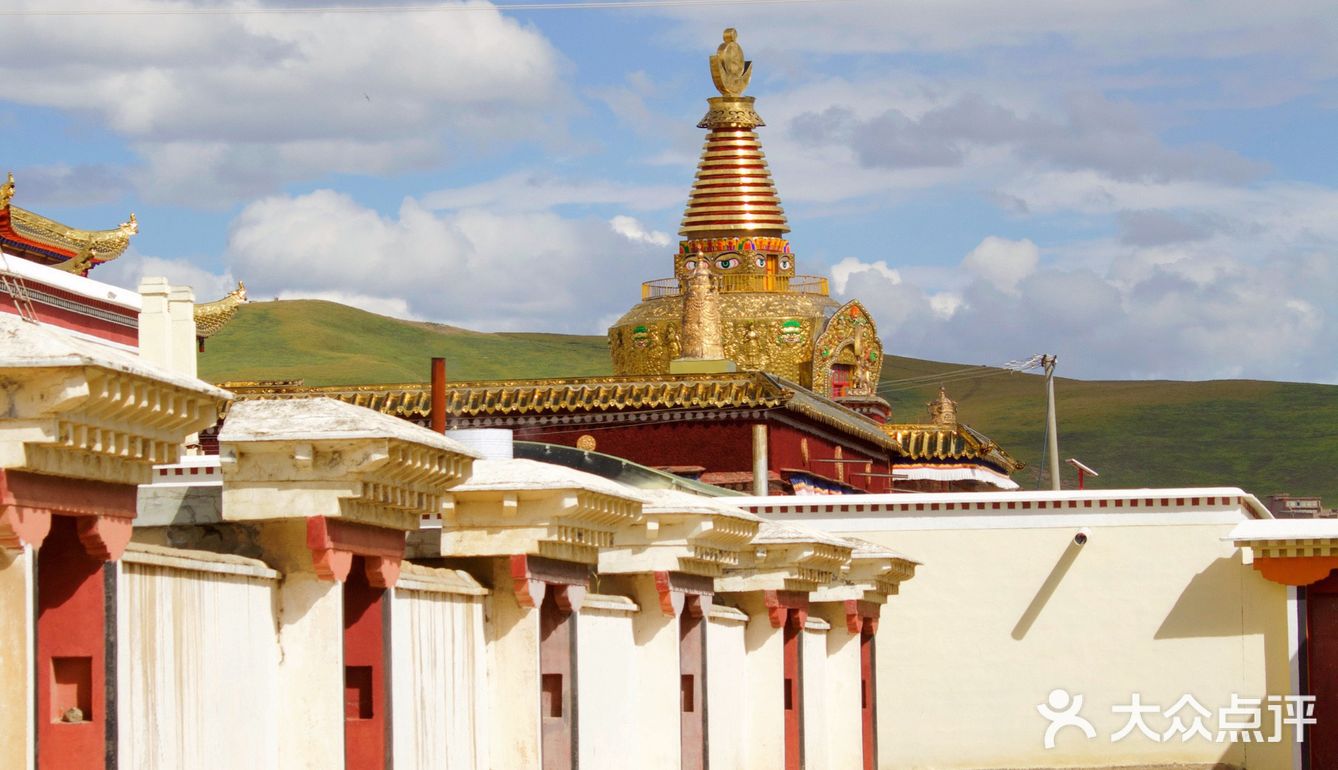 一座高大华丽建筑的寺庙