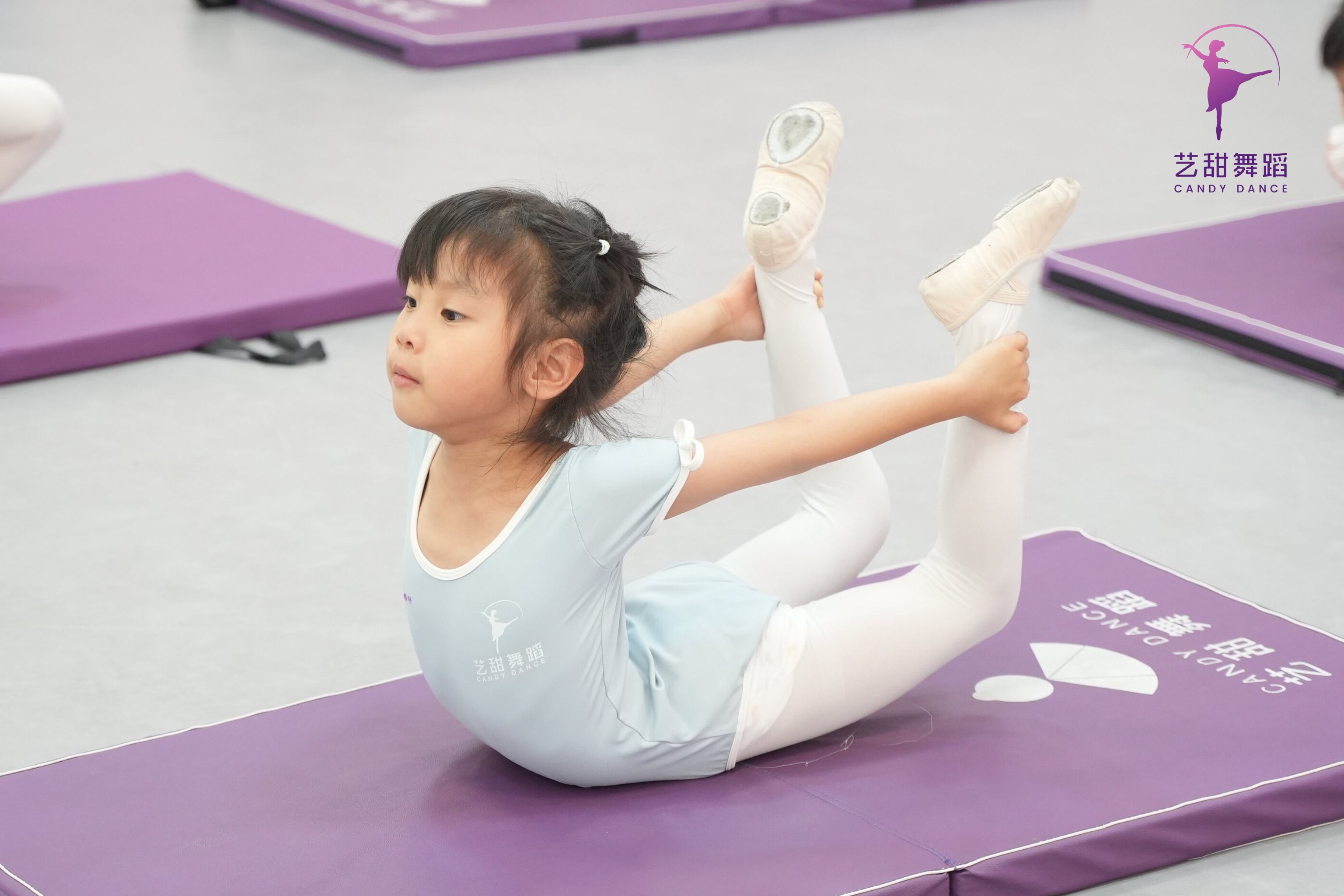 看看谁的小花篮更高呀#舞蹈基本功#少儿中