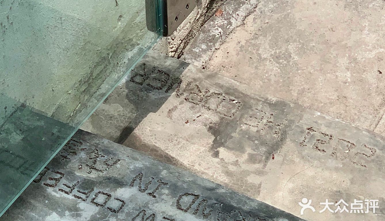 废墟里的超酷机车咖啡店🛺就是开着玩儿