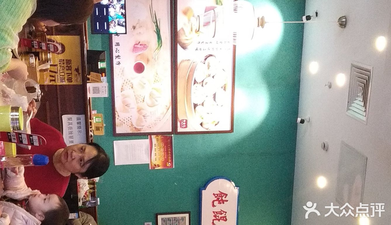 小笼包里汤很多，建议放在面里吃