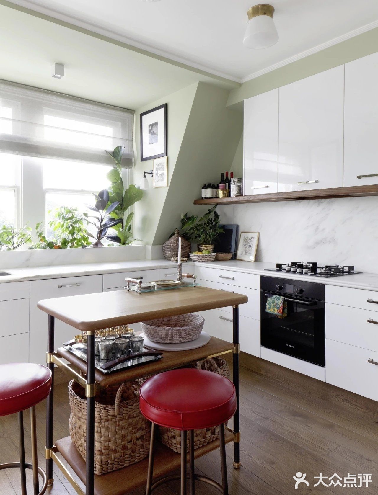 1515厨房桌上摆放着一束野花或时尚的花艺摆设