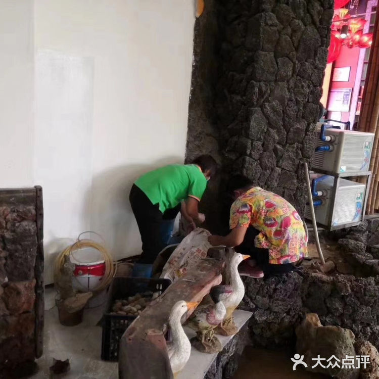 网上选了几家，就定了海口这家森林城市酒店，到了门口