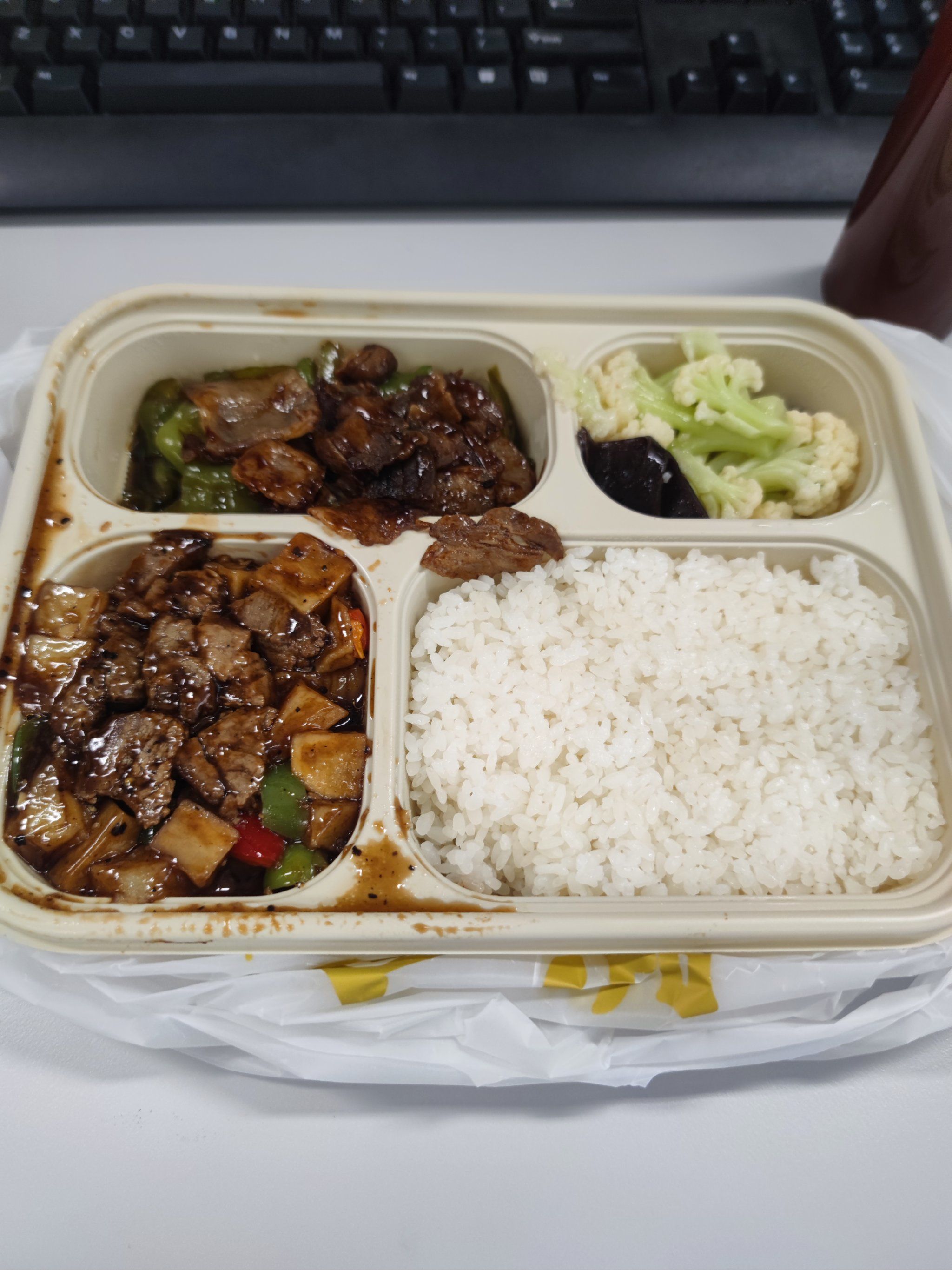 金湖的盒饭除了肥牛就是小炒肉还不错了
