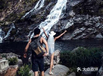 从城市的钢铁森林到原野的碧海蓝天，  从车水马龙的繁