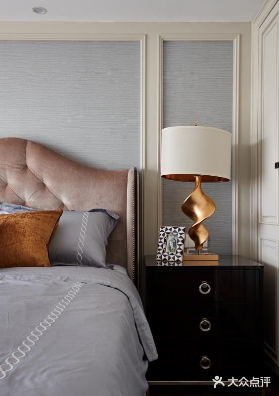 客厅通畅明亮，空间布局井井有条，装饰性的物件不多，但是各有特