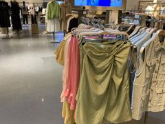 -URBAN REVIVO(济南领秀城贵和购物中心店)