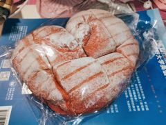 红丝绒软欧包-提亚烘焙·手作面包·生日蛋糕(七星店)