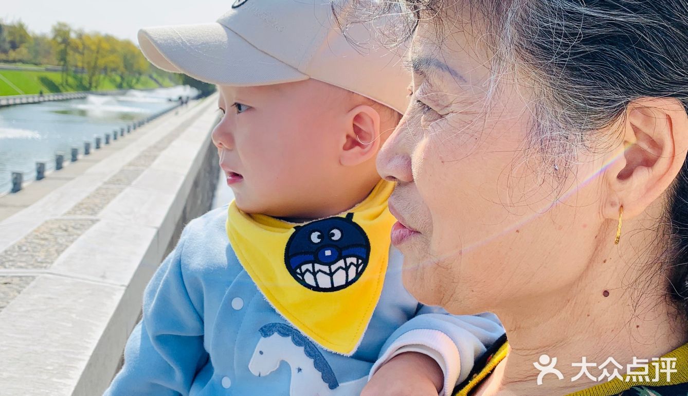 天很蓝，云很白，水很清，你很棒！