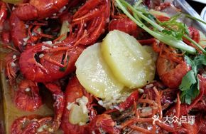 Garlic Chicken Feet and Lobster Dish