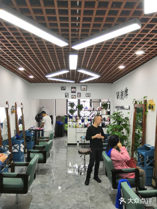 V8潮牌·接发烫染连锁(大坪旗舰店)图片