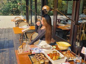 太卷了、吃饭居然送男朋友………