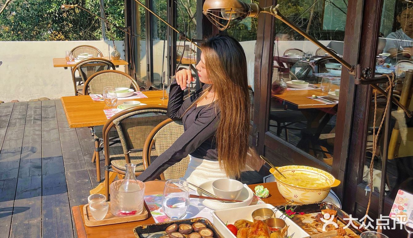 太卷了、吃饭居然送男朋友………