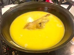 浓厚原只鸡煲花胶汤-鲜入围煮花胶鸡海鲜火锅