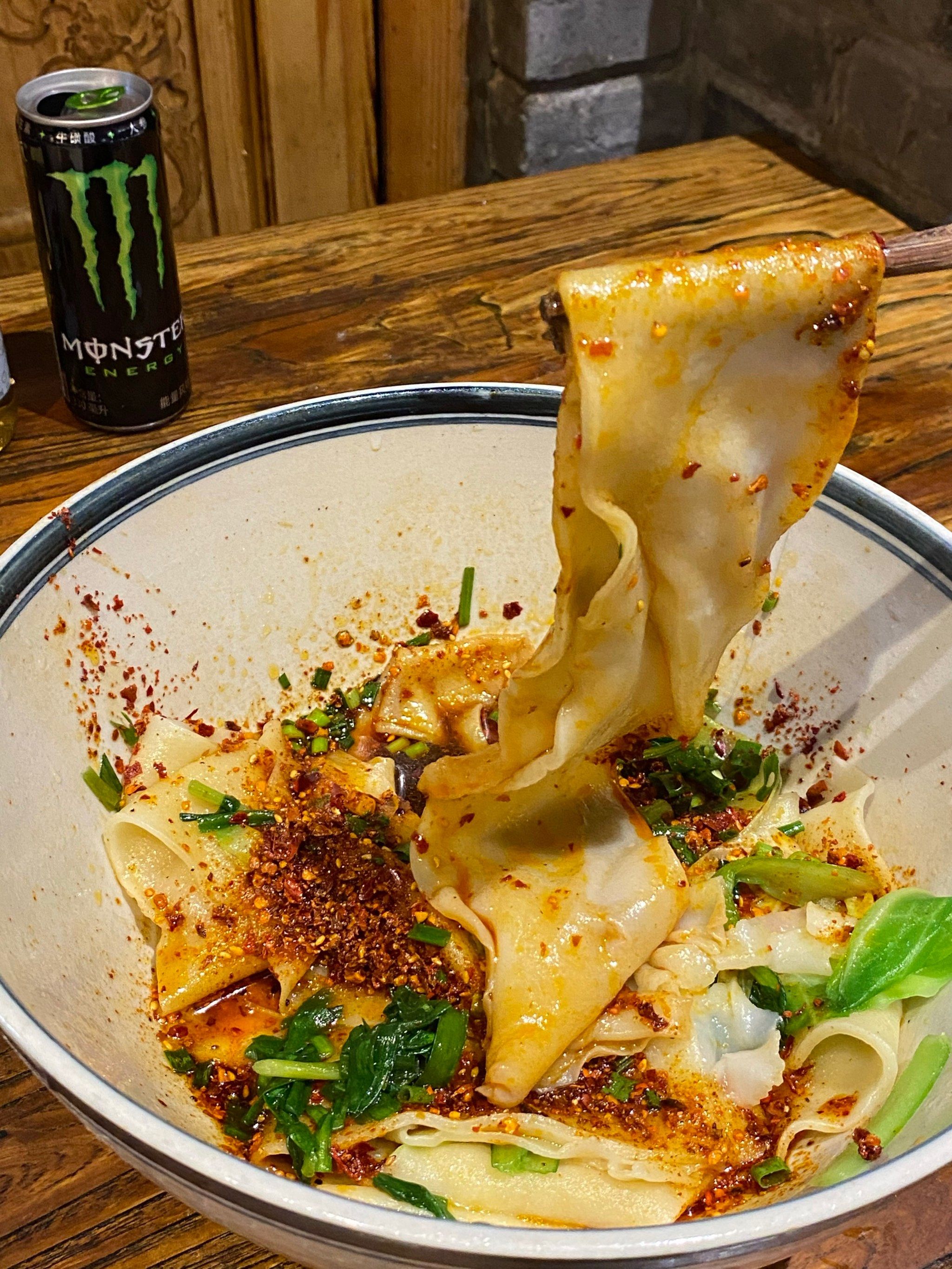 油泼面了
大碗装的油泼面很有陕西味
总体来说还不错
值得去吃