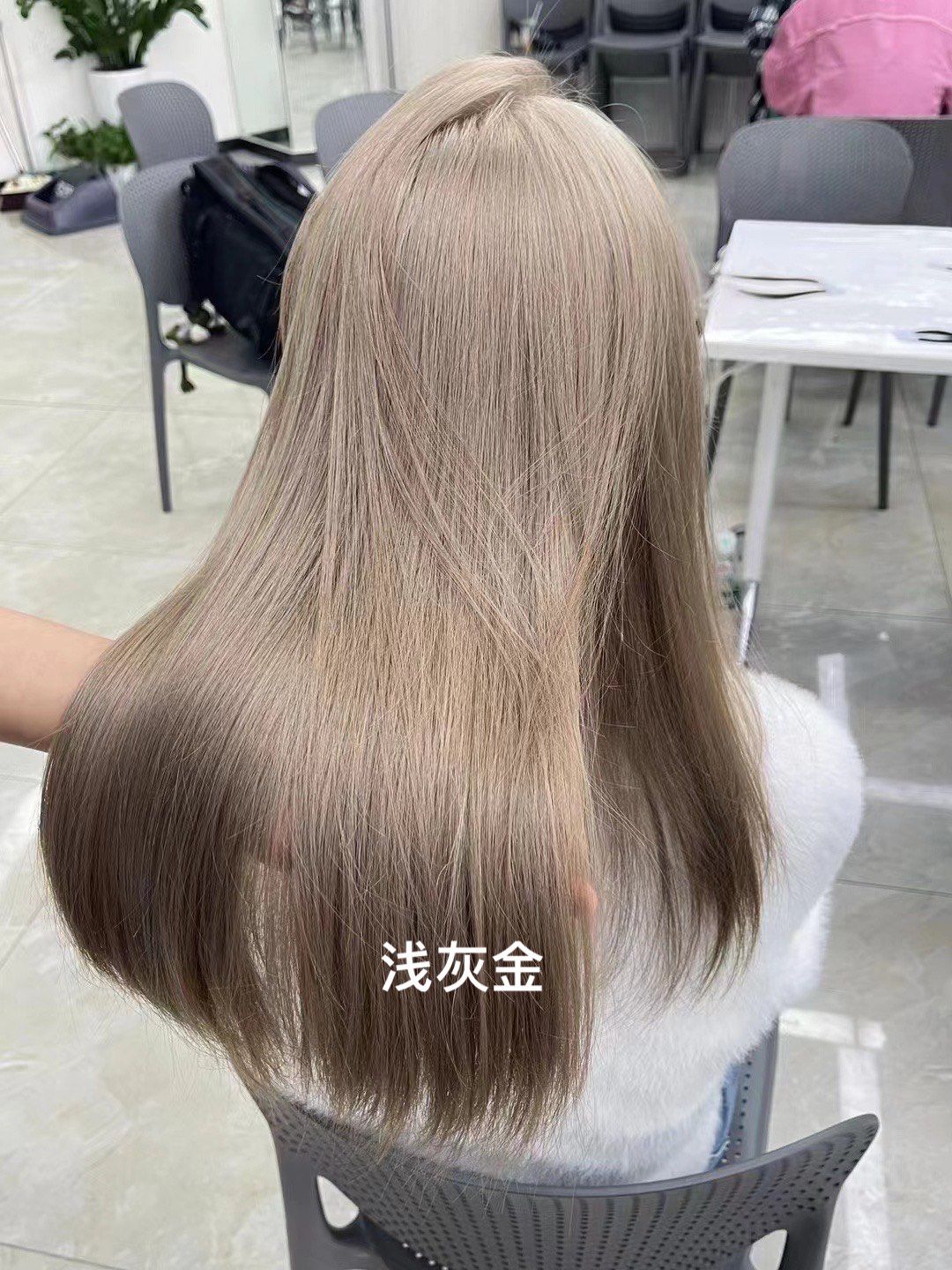 浅金亚麻色