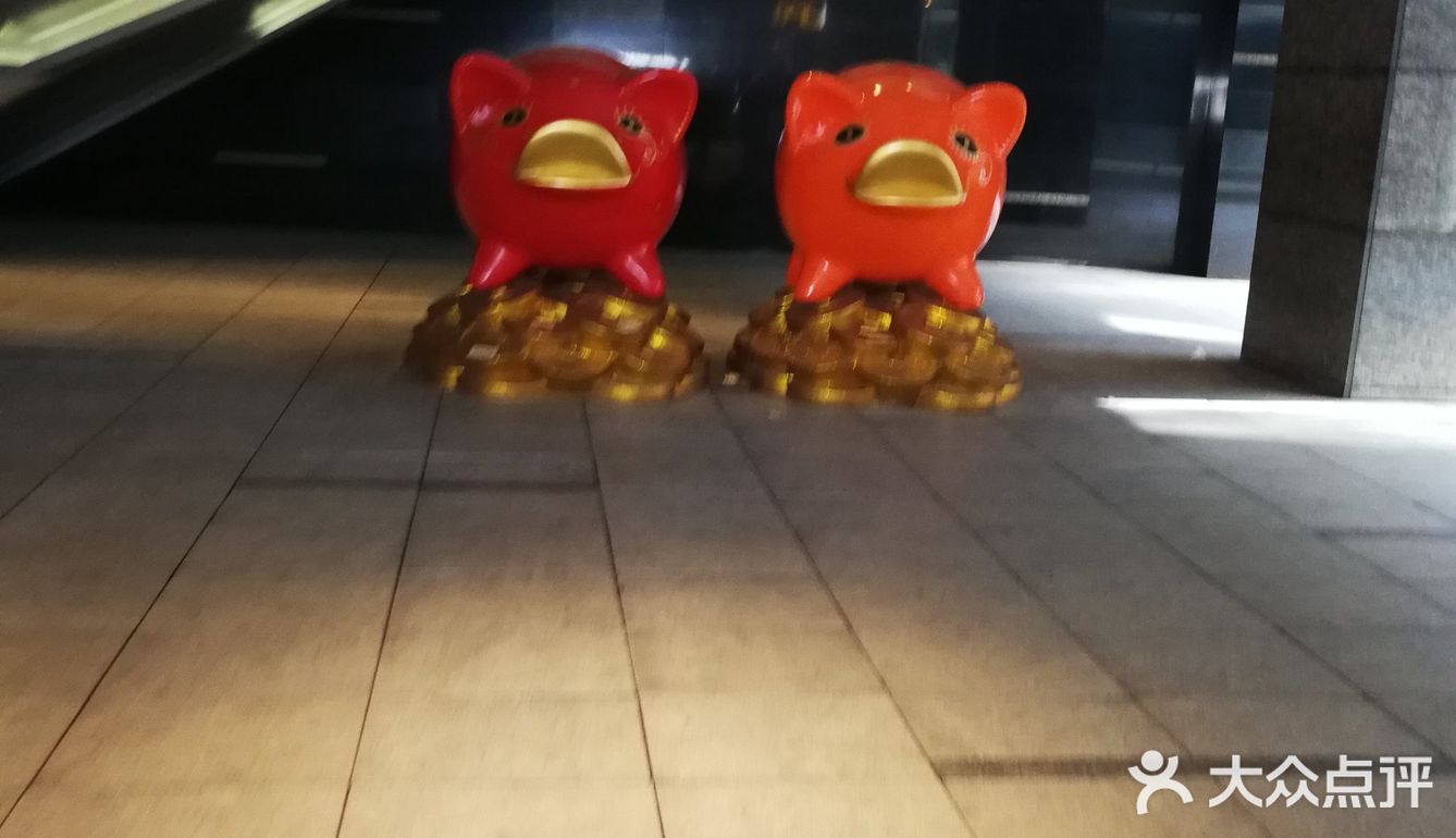 打卡不对称袜子店