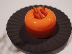 葡萄柚草莓萨伐仑松饼-潮一不贰·法式甜品·生日蛋糕·西式简餐(外滩店)