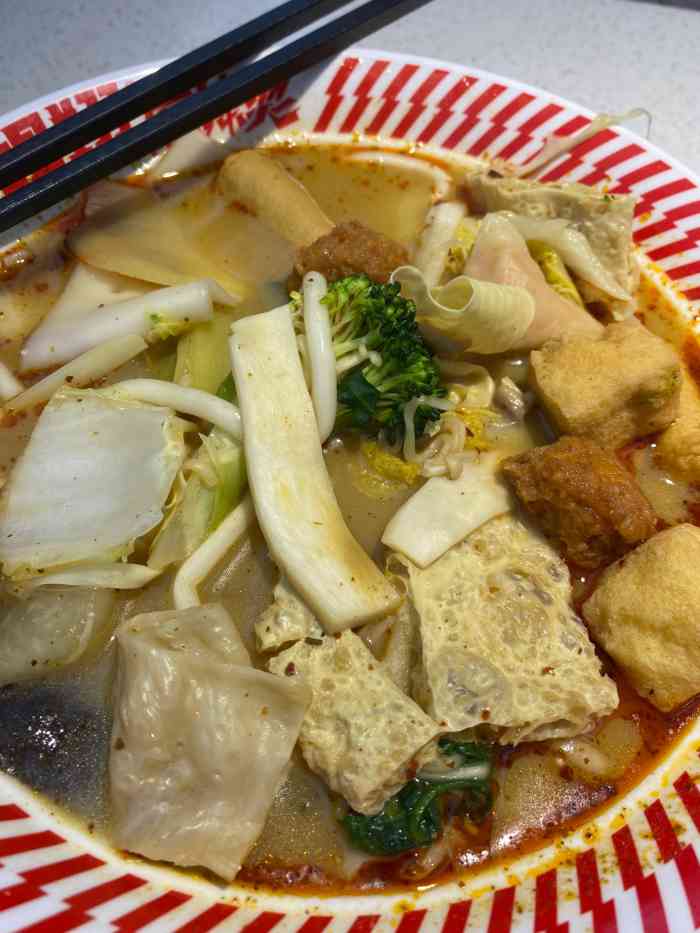 杨翔麻辣烫(高新店)-"环境不错,菜品也很全.喜欢芝麻酱的可以尝.