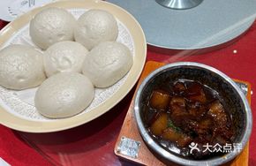Braised Two-Headed Pig with Rice Wine Steamed Buns
