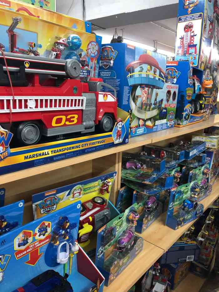 飞友玩具店-"又来光顾了,是时候给侄子和儿子买新年礼物.