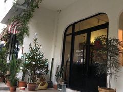 -彳亍咖啡·这里(水湾路店)