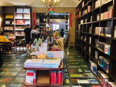 -钟书阁(松江泰晤士小镇店)