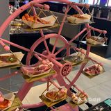 三个人根本吃不完。目前活动也多