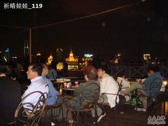 坐在露天座拍出去的风景-哈根达斯(滨江店)