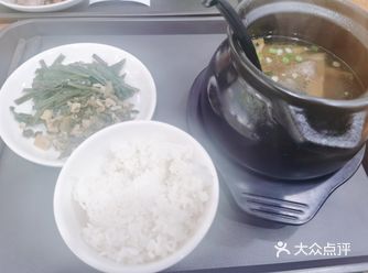 在繁华的西斗门路上，这家餐厅以其实惠的价格和丰富的菜