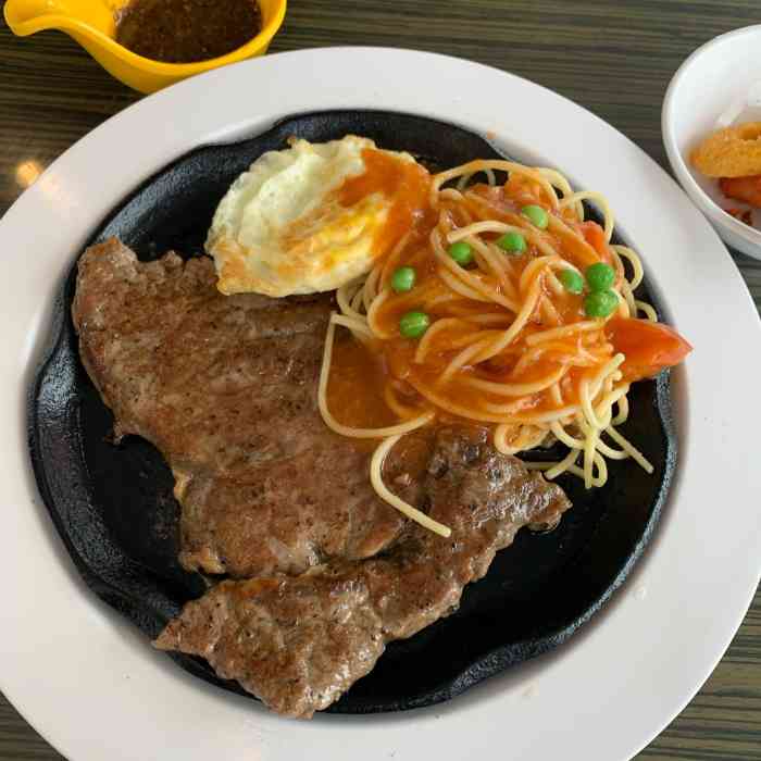 豪尚客牛排(紫荆山店)-"牛排跟平常吃的不一样,筋很多,而且煎的感.