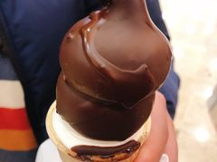 双球巧克力脆皮甜筒-DQ·蛋糕·冰淇淋(科华王府井店)