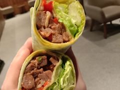 慢炖牛肉鲜蔬握不住大卷-星巴克臻选(南京艾尚天地店)