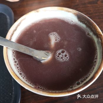 店里人不多，小而温馨，可以堂食
