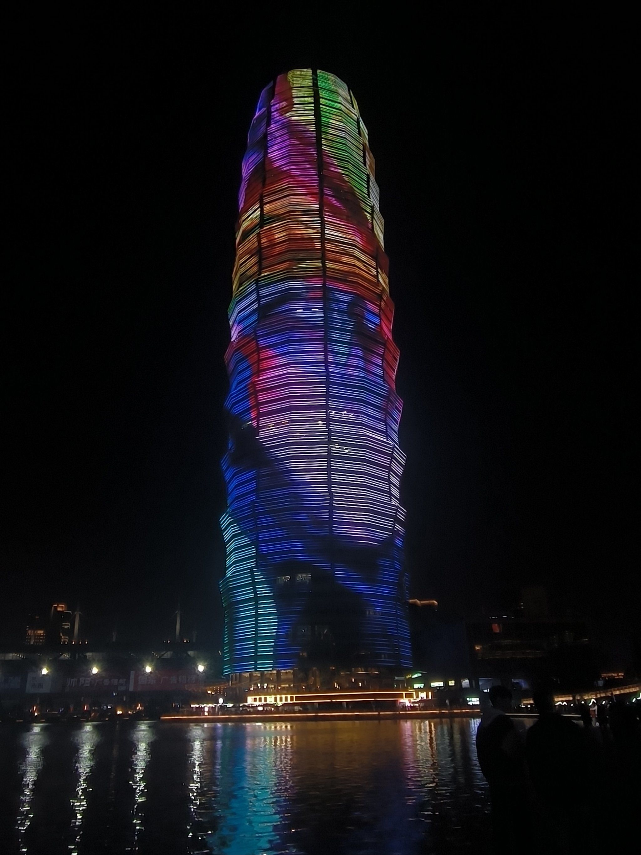 天天领红包郑州的cbd玉米大楼,晚上那