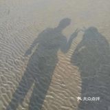 来到长江边溜达，正好赶上退潮，能走到下面的沙滩上