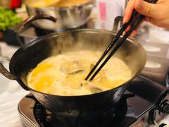 浓厚原只鸡煲花胶汤-鲜入围煮花胶鸡海鲜火锅