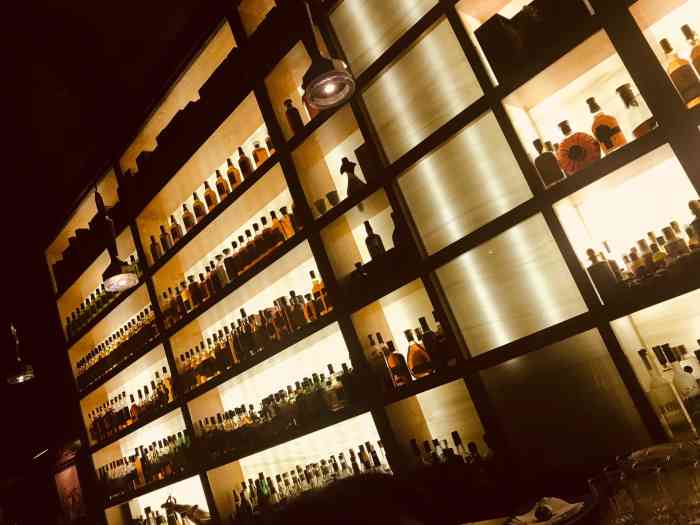 云顶酒吧-"哈哈!外表就很酷的酒吧 内里确是高冷的!"-大众点评移动版