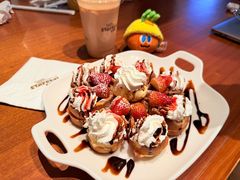 新鲜草莓乐园松饼-StayReal Cafe(长宁来福士广场东八区店)