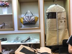柜台-爱革·洗衣改衣·洗鞋修鞋·洗包修包·奢侈品护理(宝地广场店)